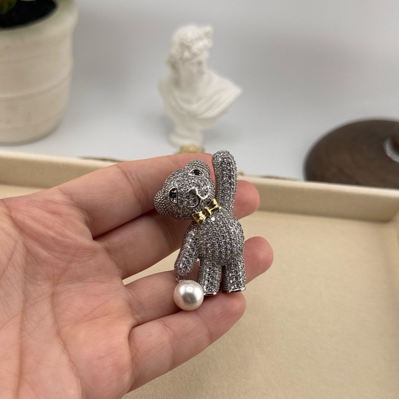 Sparkling Teddy Bear Brooch with Pearl Accent – Cubic Zirconia - Picture 4 of 6